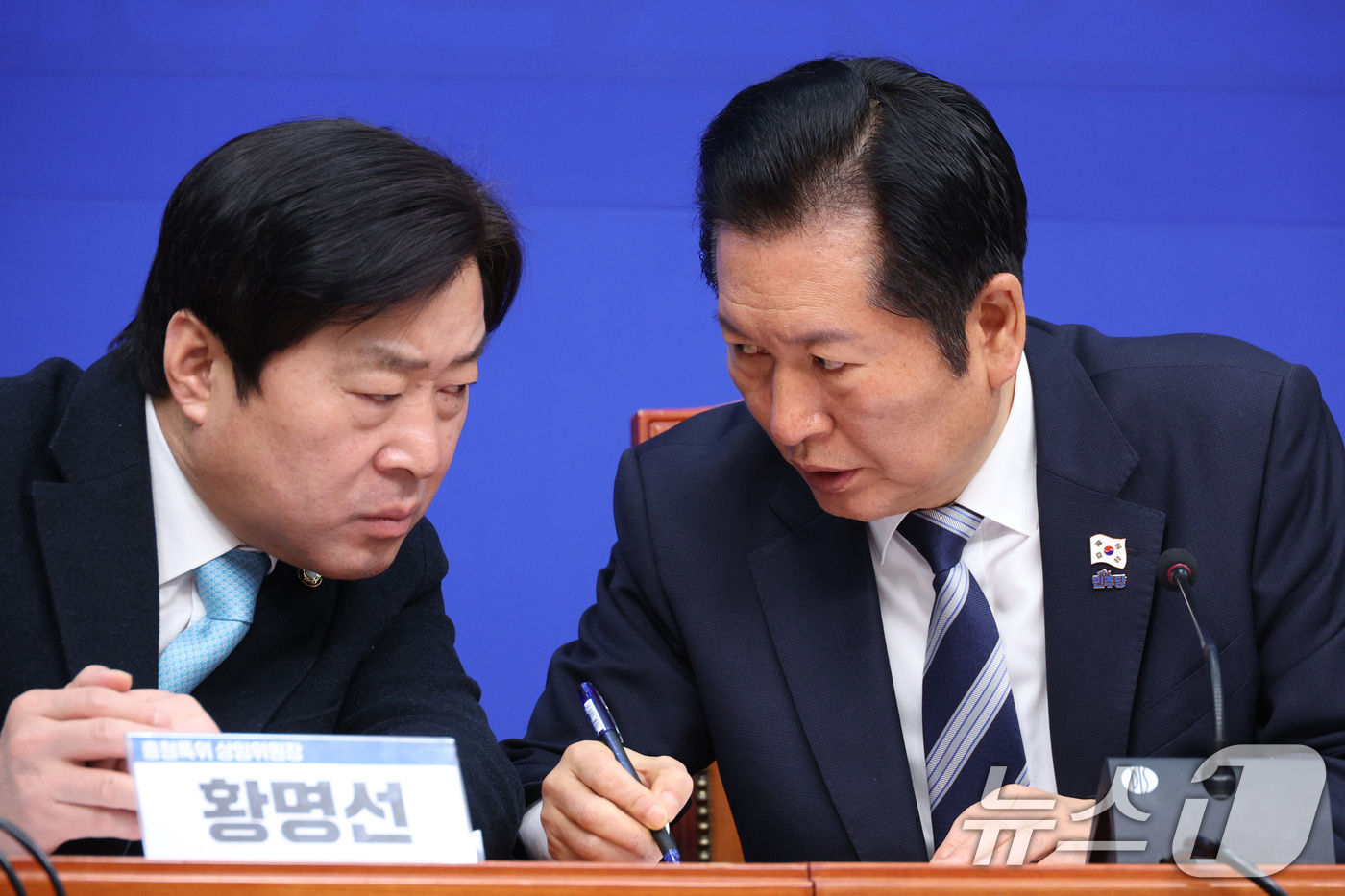 (서울=뉴스1) 신웅수 기자 = 정청래 더불어민주당 대표가 6일 서울 여의도 국회에서 열린 충남·대전통합 및 충청지역 발전특별위원회 제2차 전체회의에서 황명선 상임위원장과 대화하고 …