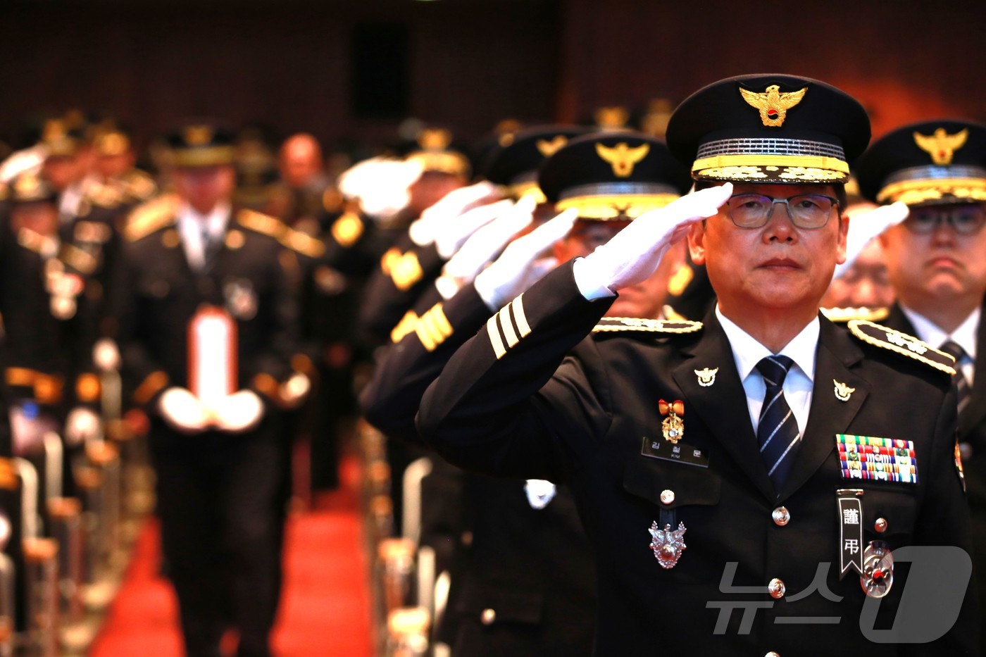 (전주=뉴스1) 장수인 기자 = 6일 전북 전주시 전북경찰청 온고을홀에서 열린 고(故) 이승철 경정 영결식에서 김철문 청장이 경례를 하고 있다.(전북경찰청 제공. 재판매 및 DB …