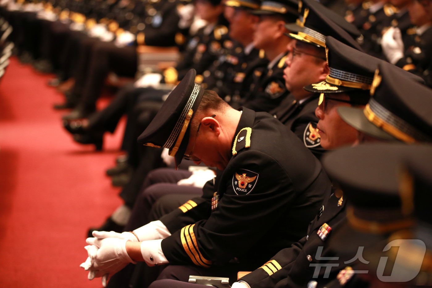 (전주=뉴스1) 장수인 기자 = 6일 전북 전주시 전북경찰청 온고을홀에서 열린 고(故) 이승철 경정 영결식에서 한 경찰관이 고개를 숙이고 있다.(전북경찰청 제공. 재판매 및 DB …