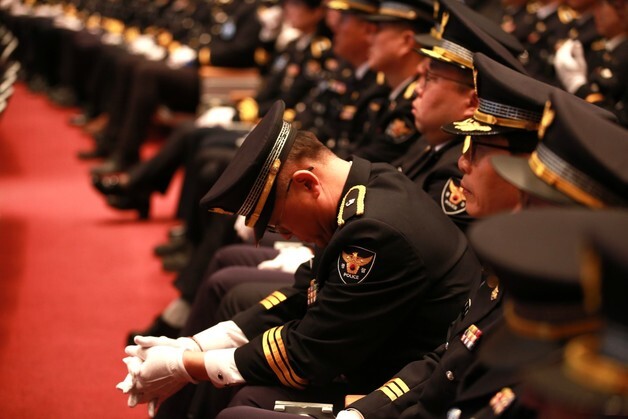 슬픔에 고개 숙인 경찰관