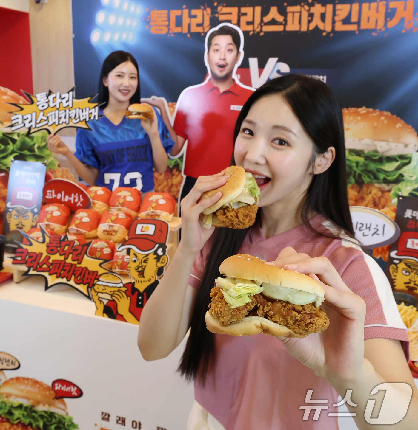 (서울=뉴스1) 오대일 기자 = 롯데리아 모델들이 6일 오전 서울 용산구 롯데리아 숙대입구역점에서 신메뉴 '통다리살 크리스피치킨버거' 2종을 선보이고 있다. 통다리살 패티로 풍부한 …