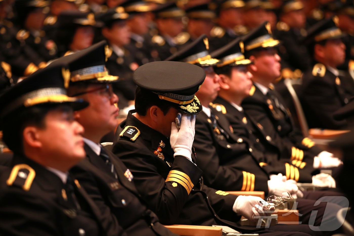 (전주=뉴스1) 장수인 기자 = 6일 전북 전주시 전북경찰청 온고을홀에서 열린 고(故) 이승철 경정 영결식에서 한 경찰관이 눈물을 닦고 있다.(전북경찰청 제공. 재판매 및 DB 금 …