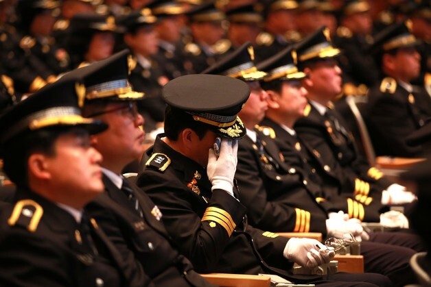 \'고 이승철 경정\' 영결식서 눈물 닦는 경찰관