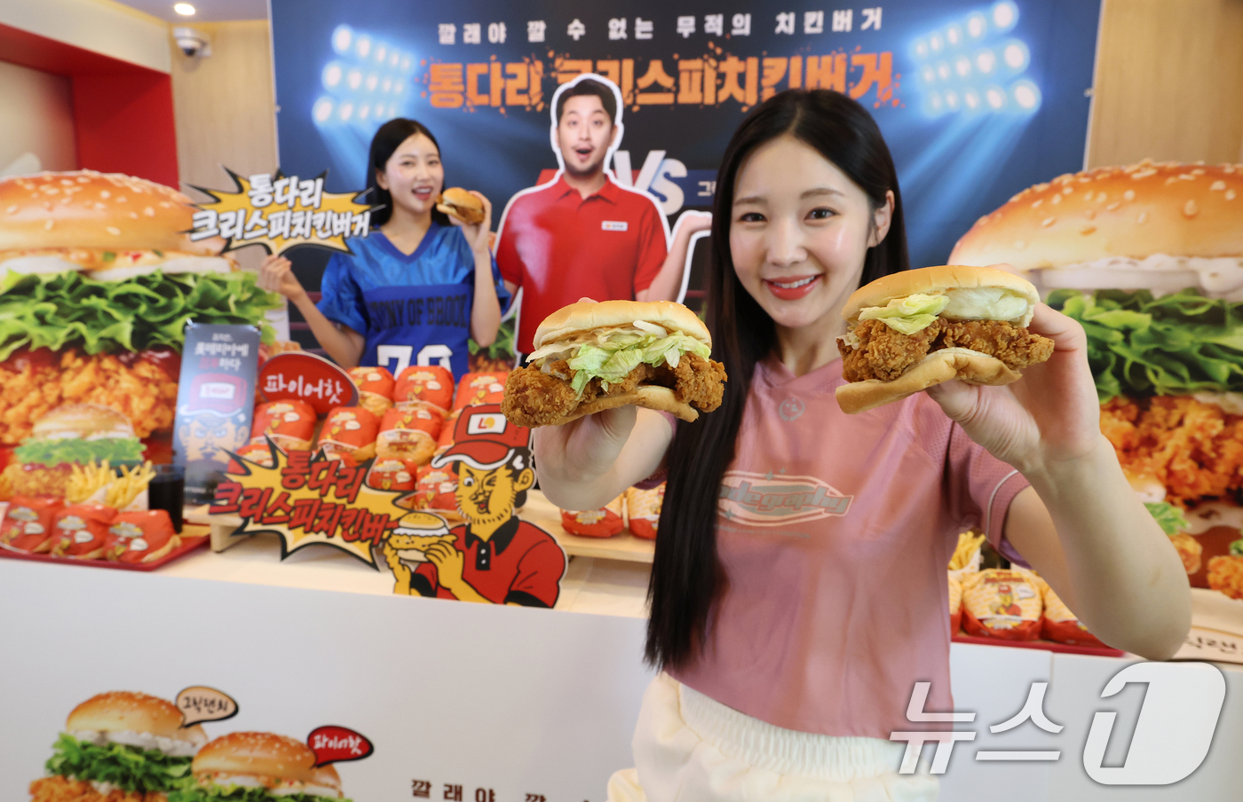 (서울=뉴스1) 오대일 기자 = 롯데리아 모델들이 6일 오전 서울 용산구 롯데리아 숙대입구역점에서 신메뉴 '통다리살 크리스피치킨버거' 2종을 선보이고 있다. 통다리살 패티로 풍부한 …