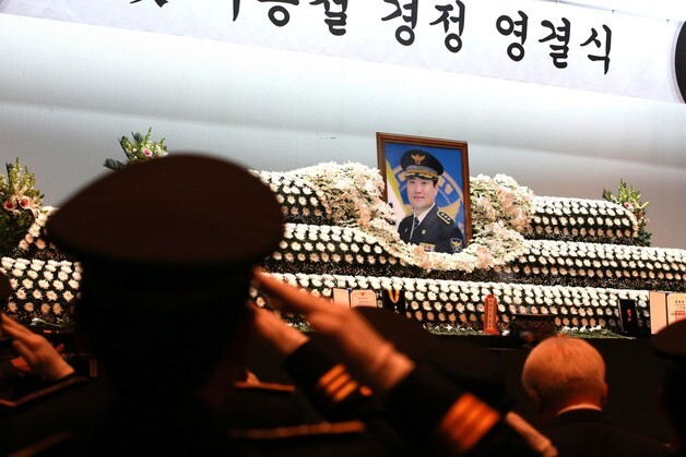 고 이승철 경정에게 경례하는 경찰관들