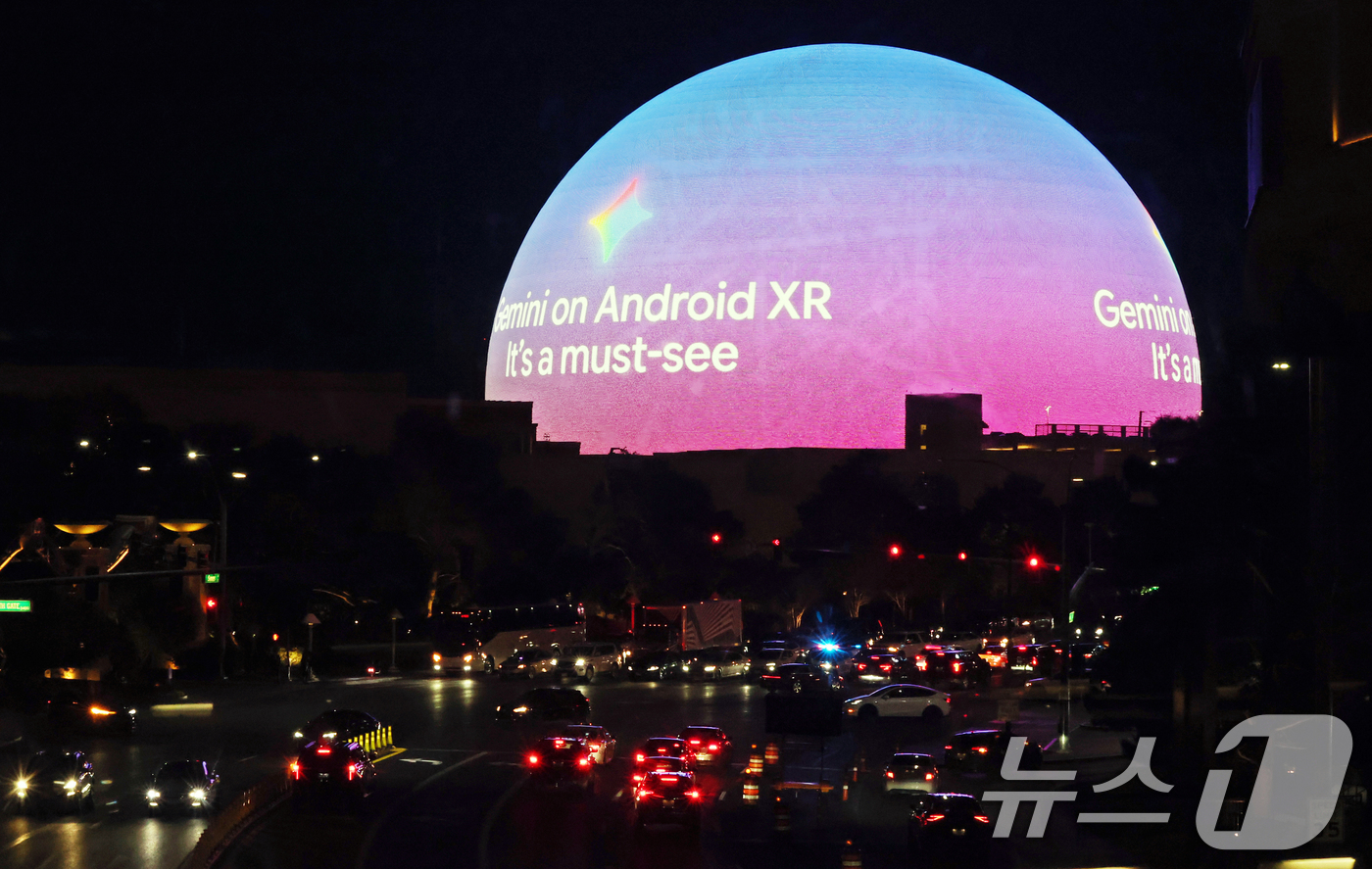 (라스베이거스=뉴스1) 황기선 기자 = 세계 최대 IT(정보기술)·가전 전시회 'CES 2026' 개막을 하루 앞둔 5일(현지시간) 미국 네바다주 라스베이거스 도심에 위치한 세계 …