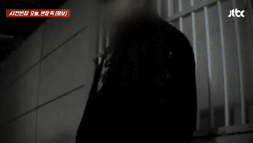 본문 이미지 - 제주시의 한 고깃집 주차장에서 주차된 차량을 담뱃불로 지지고 있는 10대들. 출처=사건반장