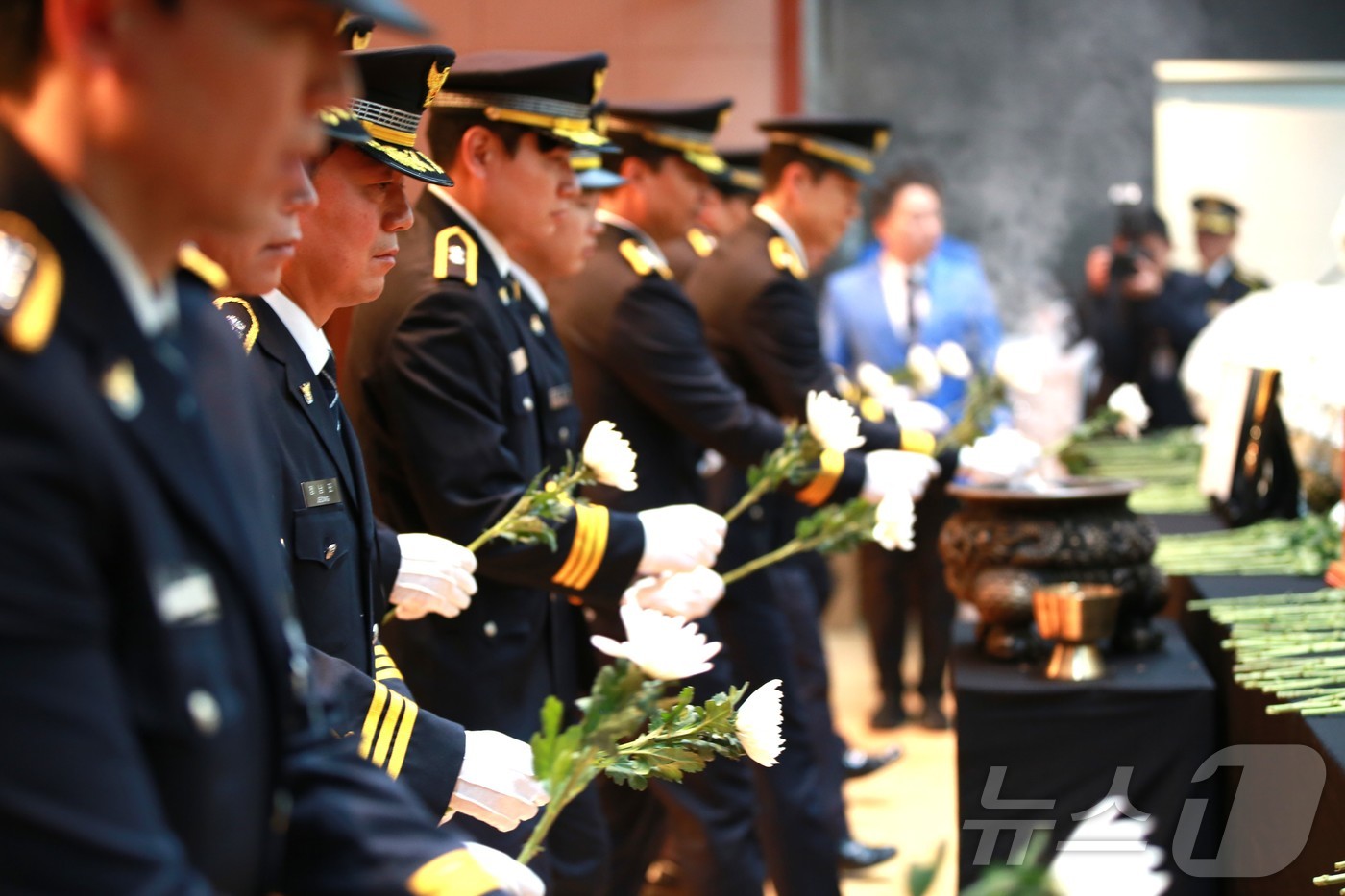(전주=뉴스1) 장수인 기자 = 6일 전북 전주시 전북경찰청 온고을홀에서 열린 고(故) 이승철 경정 영결식에서 경찰관들이 헌화하고 있다.(전북경찰청 제공. 재판매 및 DB 금지) …