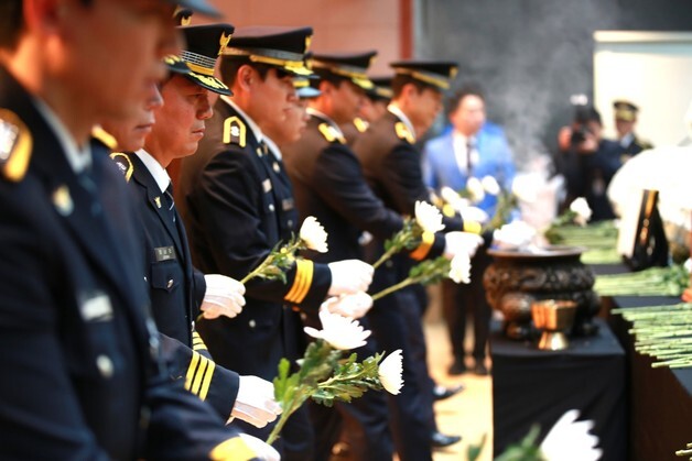 고 이승철 경정에게 헌화