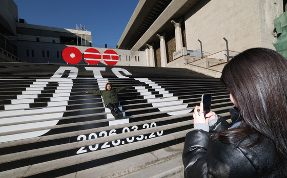 "BTS 콘서트 관객 절반 이상 초등학교도 못 나와"…'아미' 비하 논란