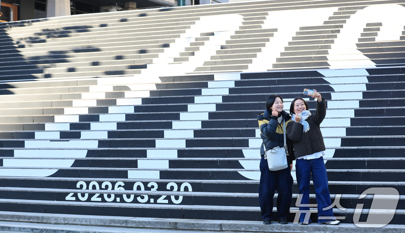 (서울=뉴스1) 임세영 기자 = 6일 오전 서울 종로구 세종문화회관 야외 계단에 설치된 BTS(방탄소년단)의 컴백 로고 조형물 앞에서 관광객들이 기념촬영을 하고 있다.BTS는 3월 …