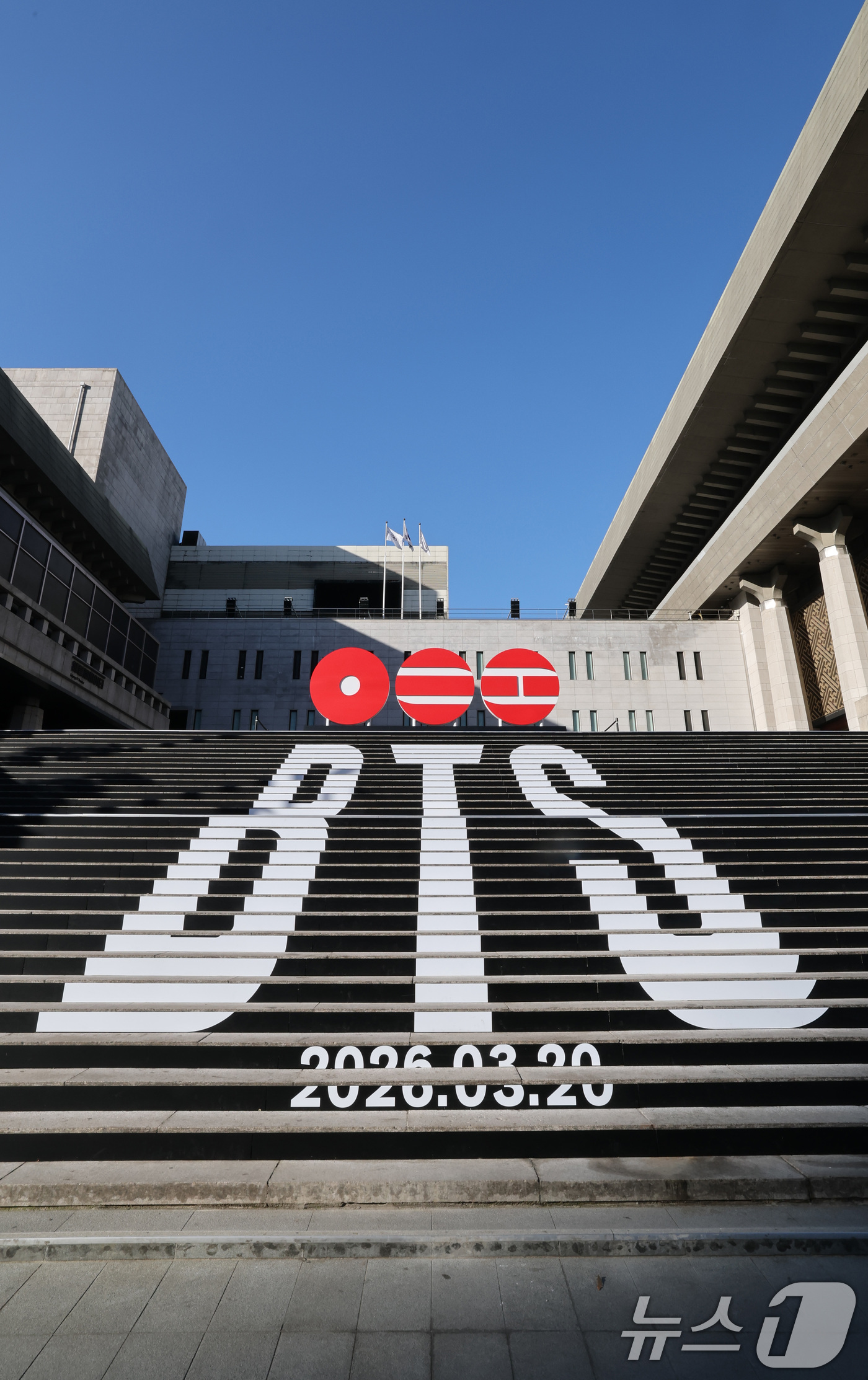 (서울=뉴스1) 임세영 기자 = 6일 오전 서울 종로구 세종문화회관 야외 계단에 BTS(방탄소년단)의 컴백 로고 조형물이 설치되어 있다.BTS는 3월 20일 컴백과 새 앨범 발매, …