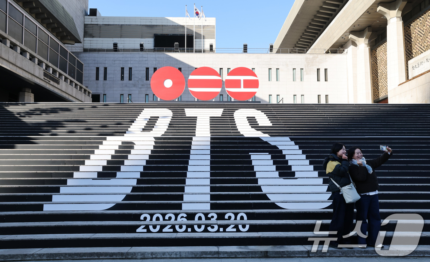 (서울=뉴스1) 임세영 기자 = 6일 오전 서울 종로구 세종문화회관 야외 계단에 설치된 BTS(방탄소년단)의 컴백 로고 조형물 앞에서 관광객들이 기념촬영을 하고 있다.BTS는 3월 …