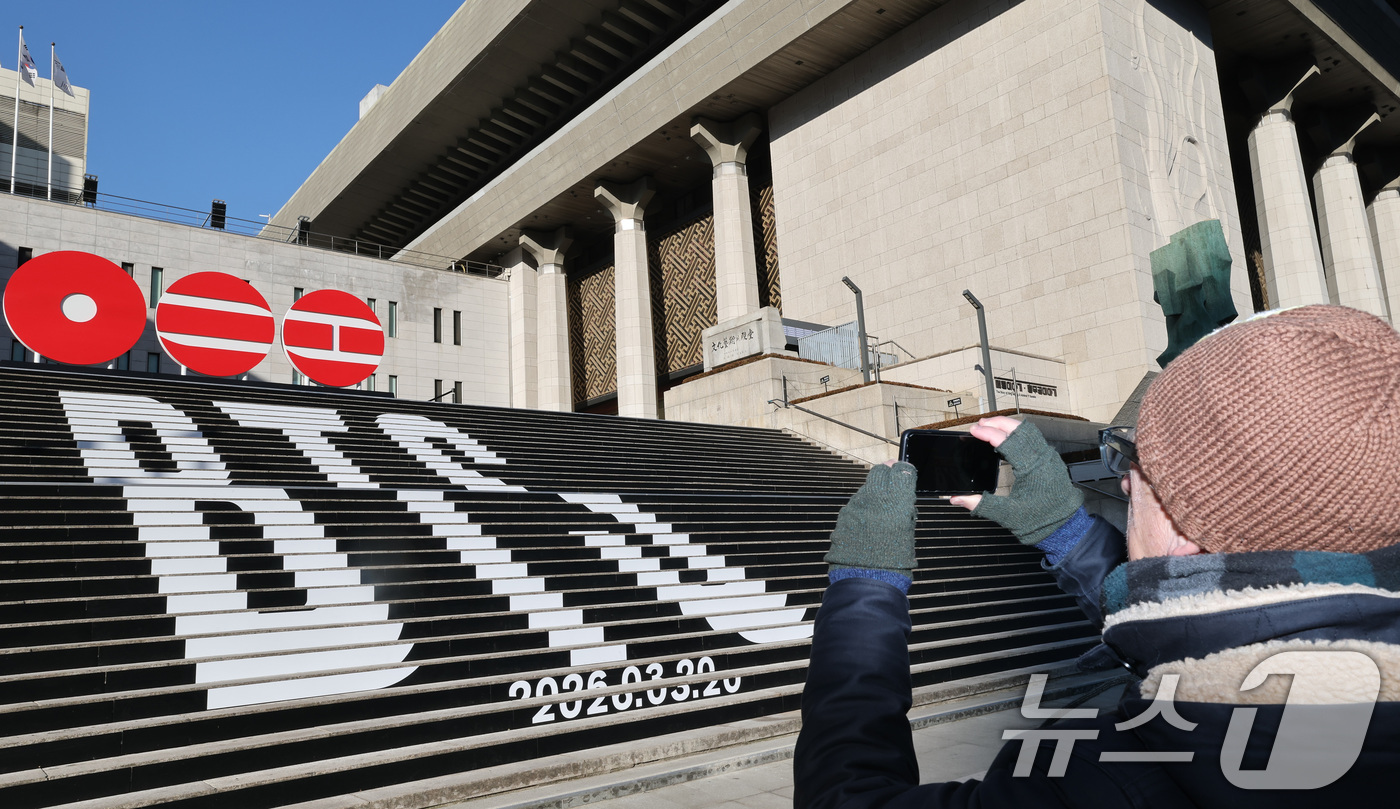 (서울=뉴스1) 임세영 기자 = 6일 오전 서울 종로구 세종문화회관 야외 계단에 설치된 BTS(방탄소년단)의 컴백 로고 조형물 앞에서 관광객이 기념촬영을 하고 있다.BTS는 3월 …