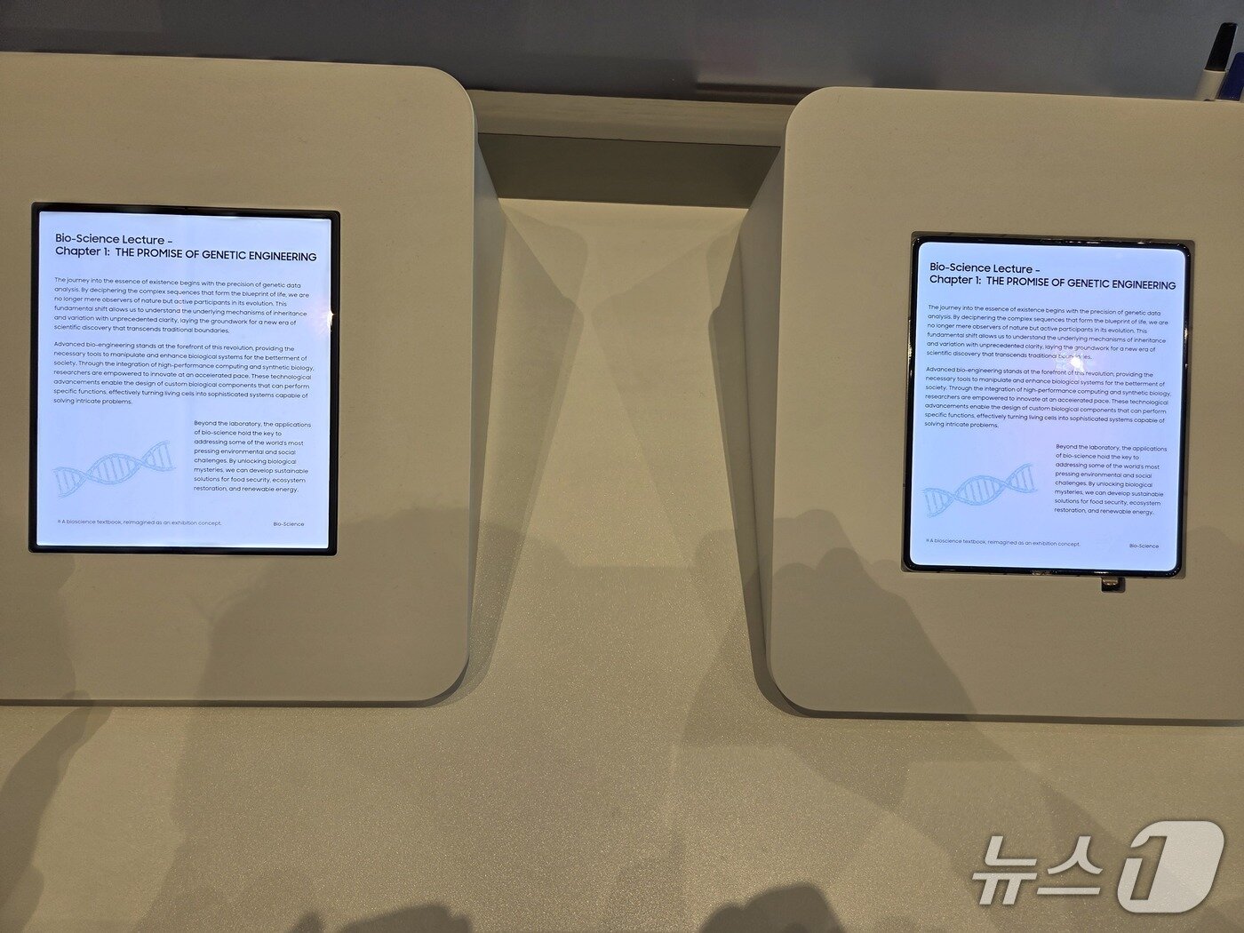 본문 이미지 - 삼성디스플레이가 CES 2026에서 공개한 차세대 폴더블 패널(사진 오른쪽)과 기존 패널의 비교 모습. 2026.1.6/뉴스1 ⓒ News1 박기호 기자  