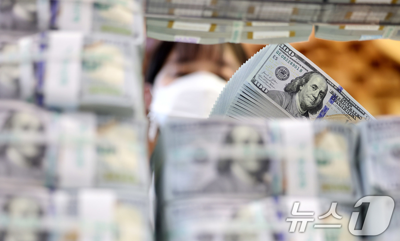 (서울=뉴스1) 박지혜 기자 = 6일 서울 중구 하나은행 위변조대응센터에서 직원이 달러화를 정리하고 있다.우리나라의 외환보유액이 6개월 연속 증가 후 지난해 12월 감소 전환하며 …