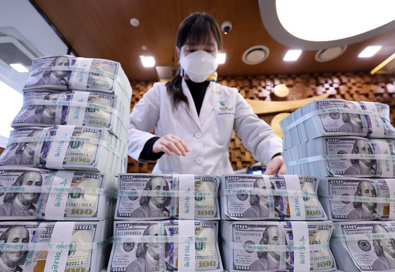 美 금리인하 기대감 후퇴에 달러 강세…환율 1453.8원 출발