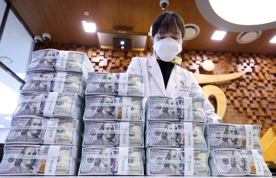 여전한 해외투자 심리, 달러 매수세…환율 다시 1470원 돌파