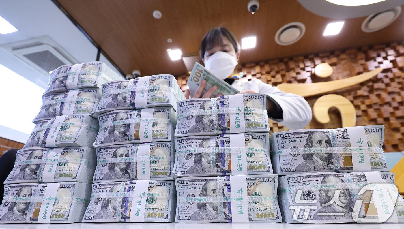 본문 이미지 - 6일 서울 중구 하나은행 위변조대응센터에서 직원이 달러화를 정리하고 있다. 2026.1.6/뉴스1 ⓒ News1 박지혜 기자