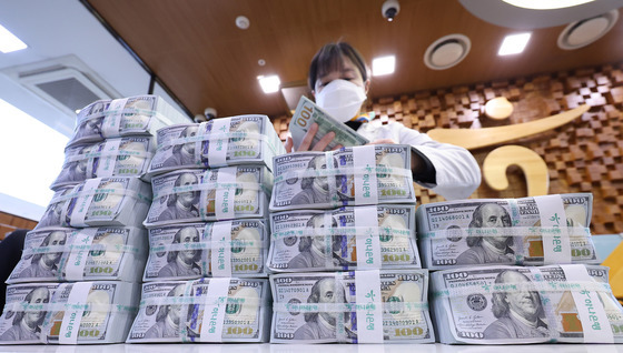 해외 송금 문턱 낮아지자…인터넷은행 고객 유치전 '후끈'