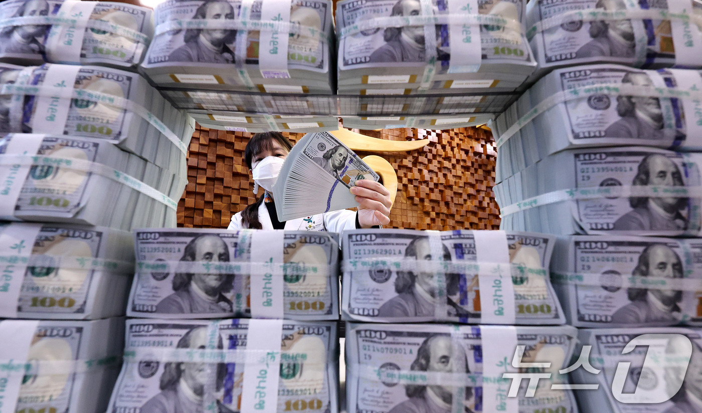 (서울=뉴스1) 박지혜 기자 = 6일 서울 중구 하나은행 위변조대응센터에서 직원이 달러화를 정리하고 있다.우리나라의 외환보유액이 6개월 연속 증가 후 지난해 12월 감소 전환하며 …