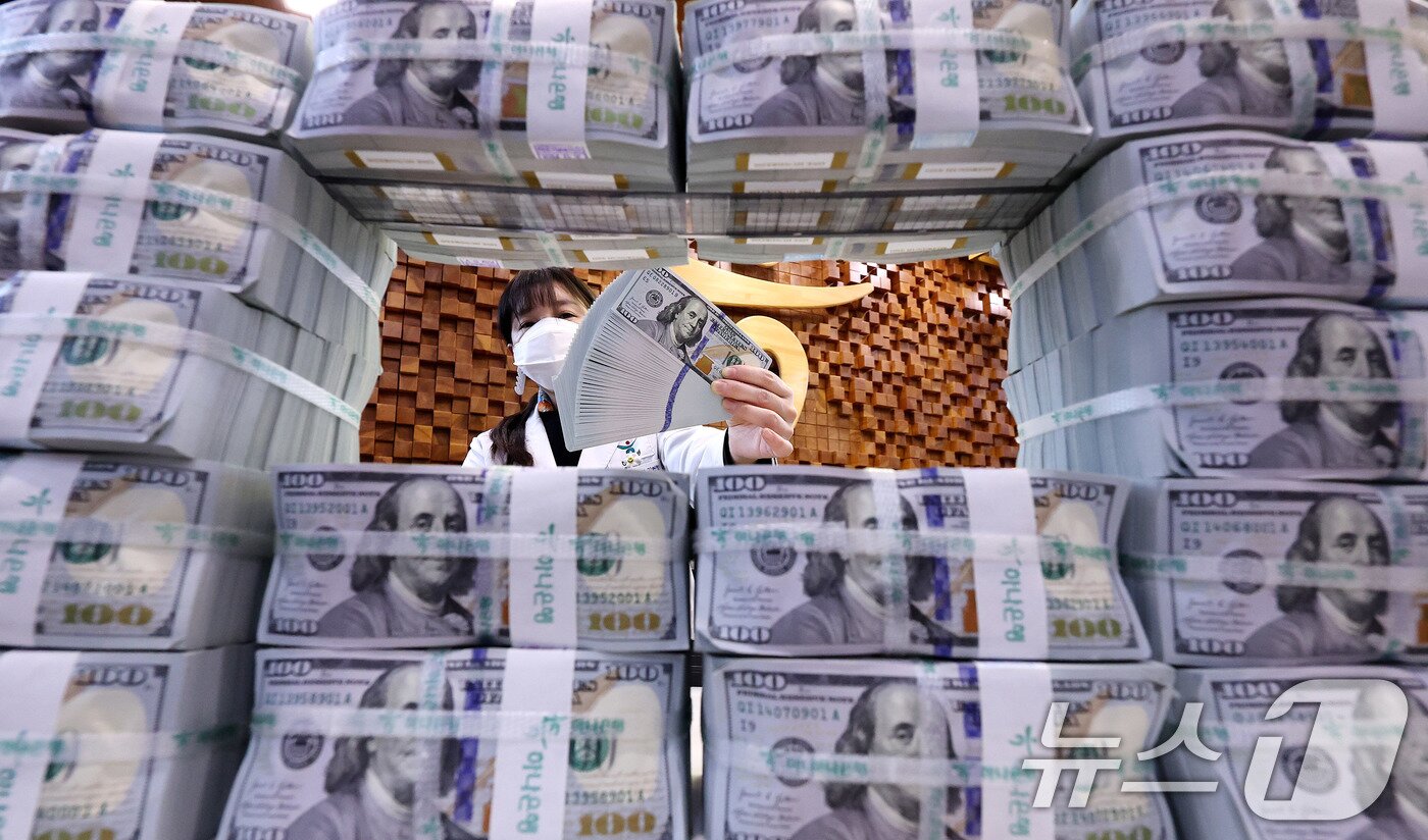 본문 이미지 - 6일 서울 중구 하나은행 위변조대응센터에서 직원이 달러화를 정리하고 있다. 2026.1.6/뉴스1 ⓒ News1 박지혜 기자