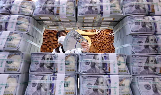 글로벌 강달러·외인 매도 폭탄…환율 다시 1450원대 마감(종합)