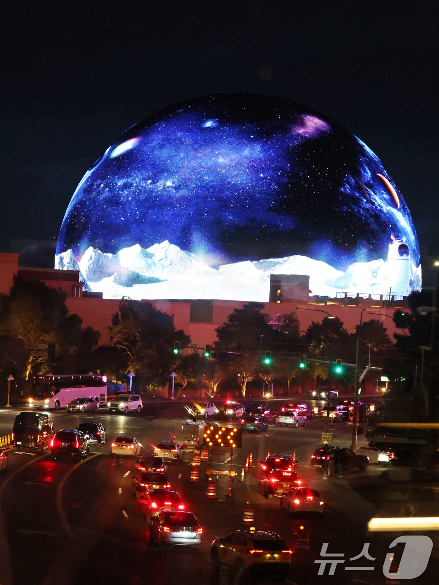 (라스베이거스=뉴스1) 황기선 기자 = 세계 최대 IT(정보기술)·가전 전시회 'CES 2026' 개막을 하루 앞둔 5일(현지시간) 미국 네바다주 라스베이거스 도심에 위치한 세계 …