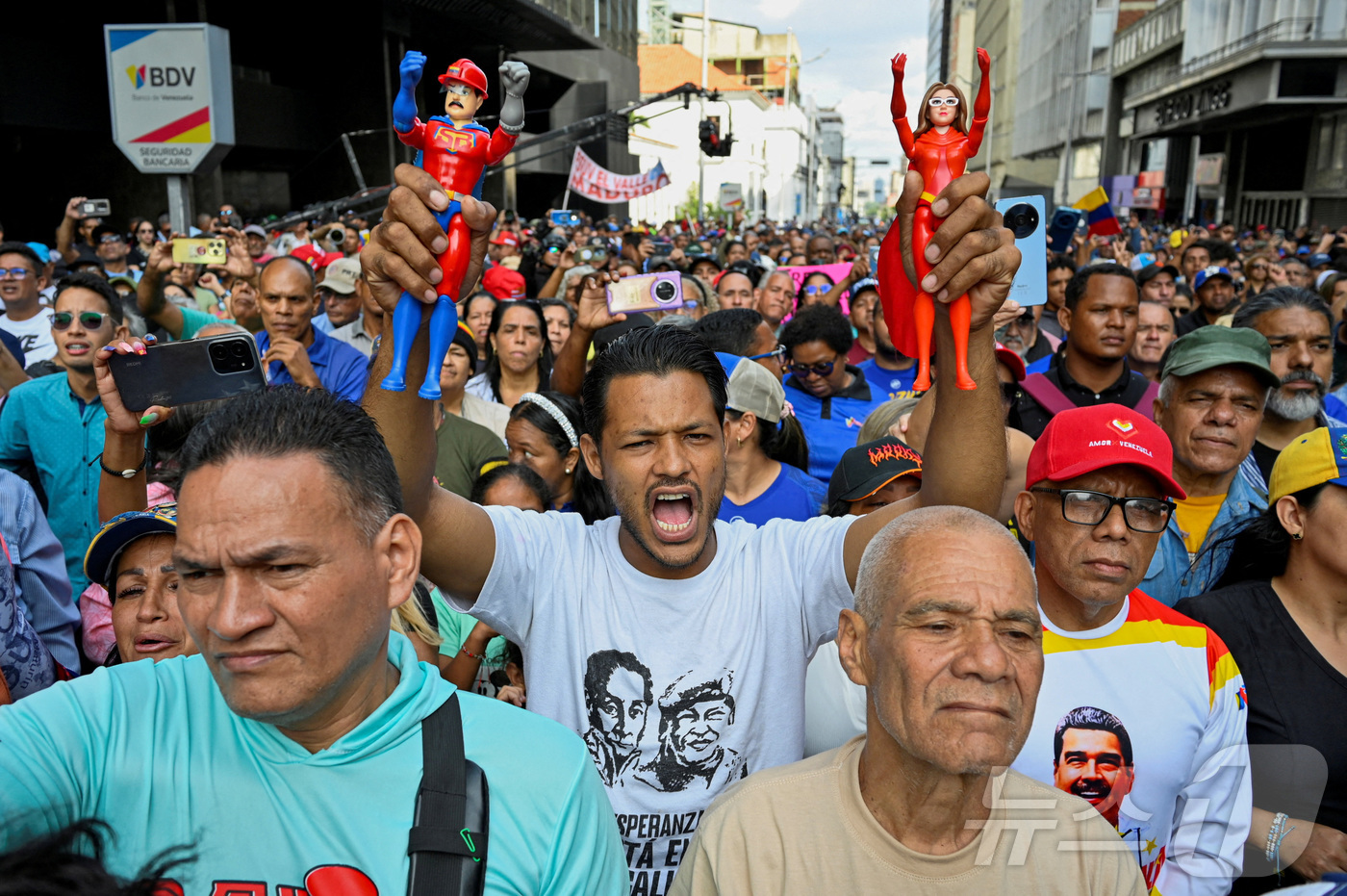 (카라카스 로이터=뉴스1) 최종일 선임기자 = 5일(현지시간) 베네수엘라 카라카스의 국회의사당 밖에서 열린 집회 도중 한 시위 참가자 ‘슈퍼 비고테(Super Mustache·슈퍼 …