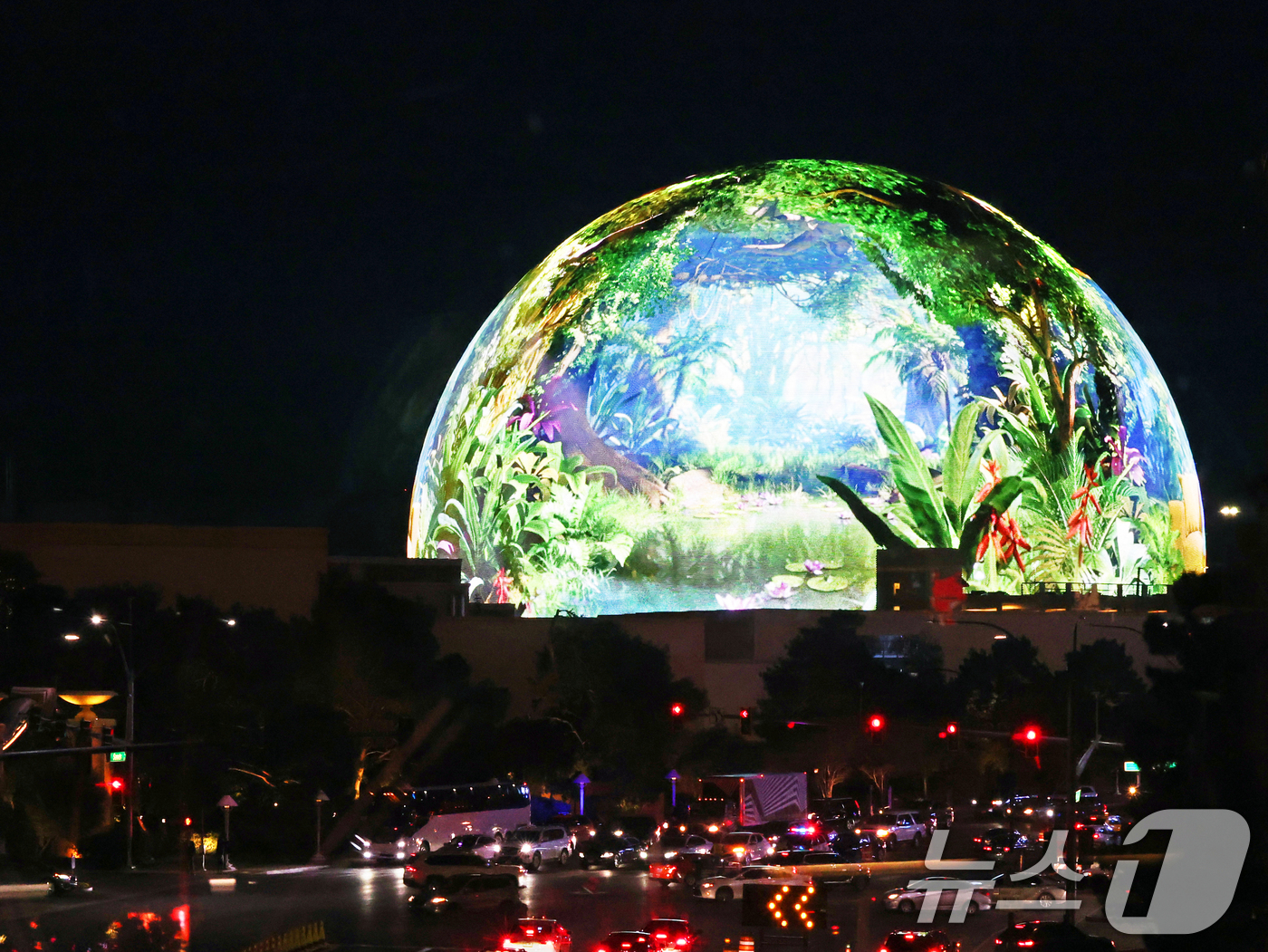 (라스베이거스=뉴스1) 황기선 기자 = 세계 최대 IT(정보기술)·가전 전시회 'CES 2026' 개막을 하루 앞둔 5일(현지시간) 미국 네바다주 라스베이거스 도심에 위치한 세계 …