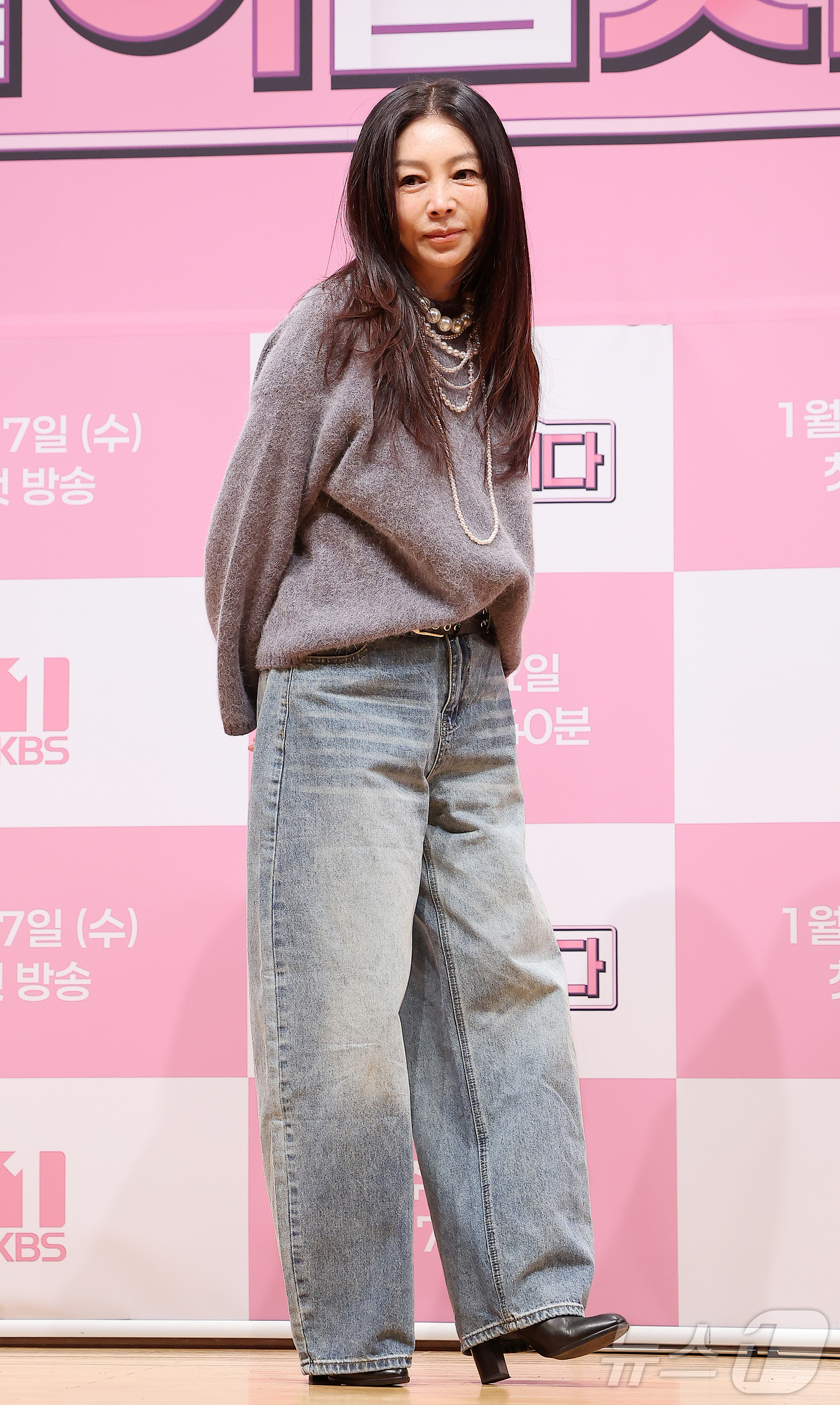 (서울=뉴스1) 김진환 기자 = 배우 황신혜가 6일 오전 서울 영등포구 여의도 KBS 아트홀에서 열린 KBS1TV ‘황신혜의 같이 삽시다’ 제작발표회에 참석해 포즈를 취하고 있다. …