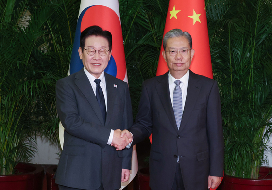 李대통령, 中서열 3위 만나 "한중관계 발전, 전인대 적극 지지 부탁"