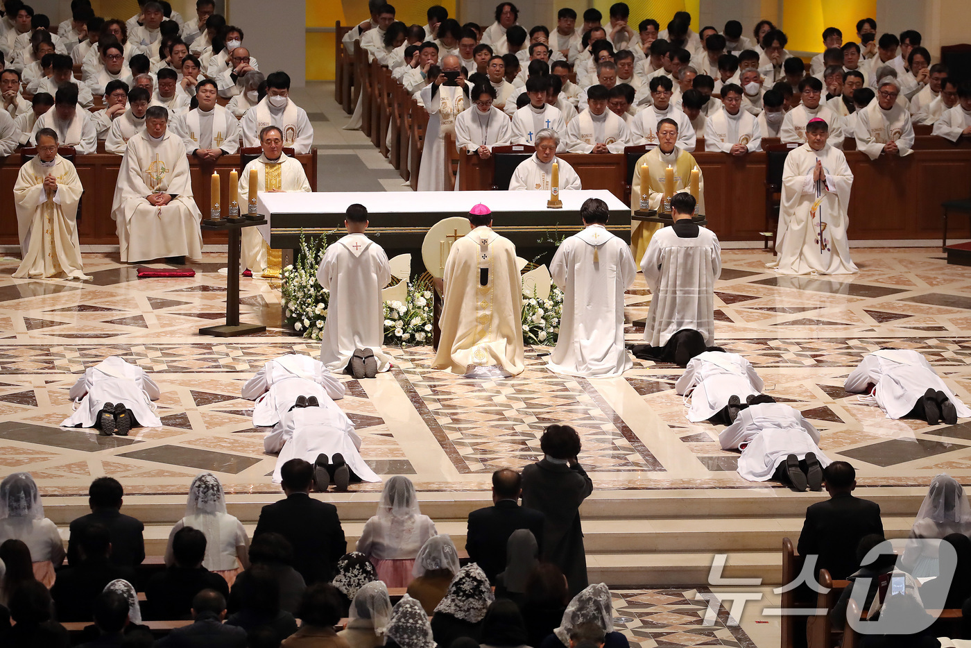(대구=뉴스1) 공정식 기자 = 6일 오전 대구 수성구 천주교 대구대교구 주교좌 범어대성당에서 조환길(타대오) 대주교 주례로 거행된 '2026 천주교 대구대교구 사제·부제 서품식' …