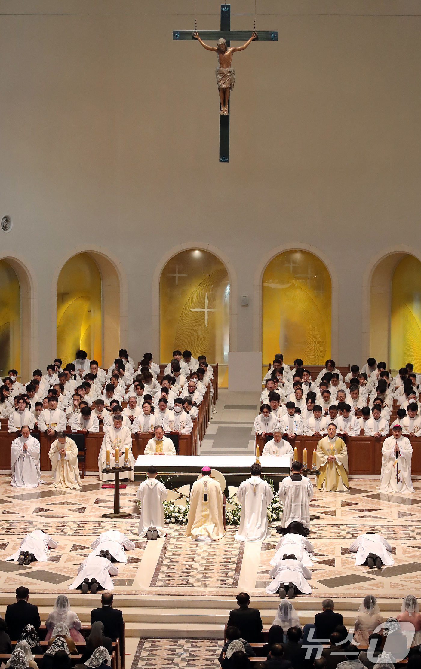 (대구=뉴스1) 공정식 기자 = 6일 오전 대구 수성구 천주교 대구대교구 주교좌 범어대성당에서 조환길(타대오) 대주교 주례로 거행된 '2026 천주교 대구대교구 사제·부제 서품식' …