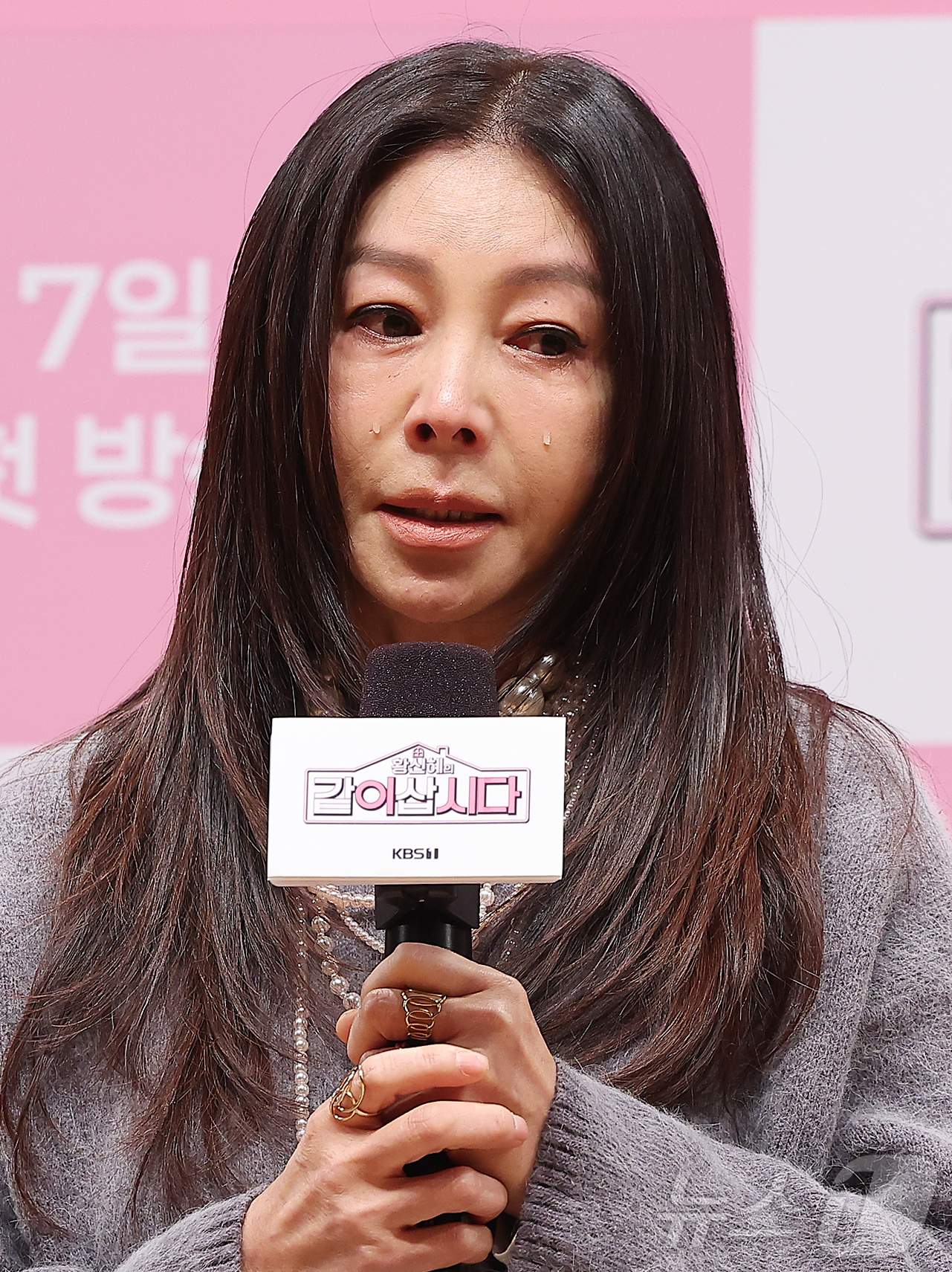 (서울=뉴스1) 김진환 기자 = 배우 황신혜가 6일 오전 서울 영등포구 여의도 KBS 아트홀에서 열린 KBS1TV ‘황신혜의 같이 삽시다’ 제작발표회에 참석해 고인이 된 배우 안성 …