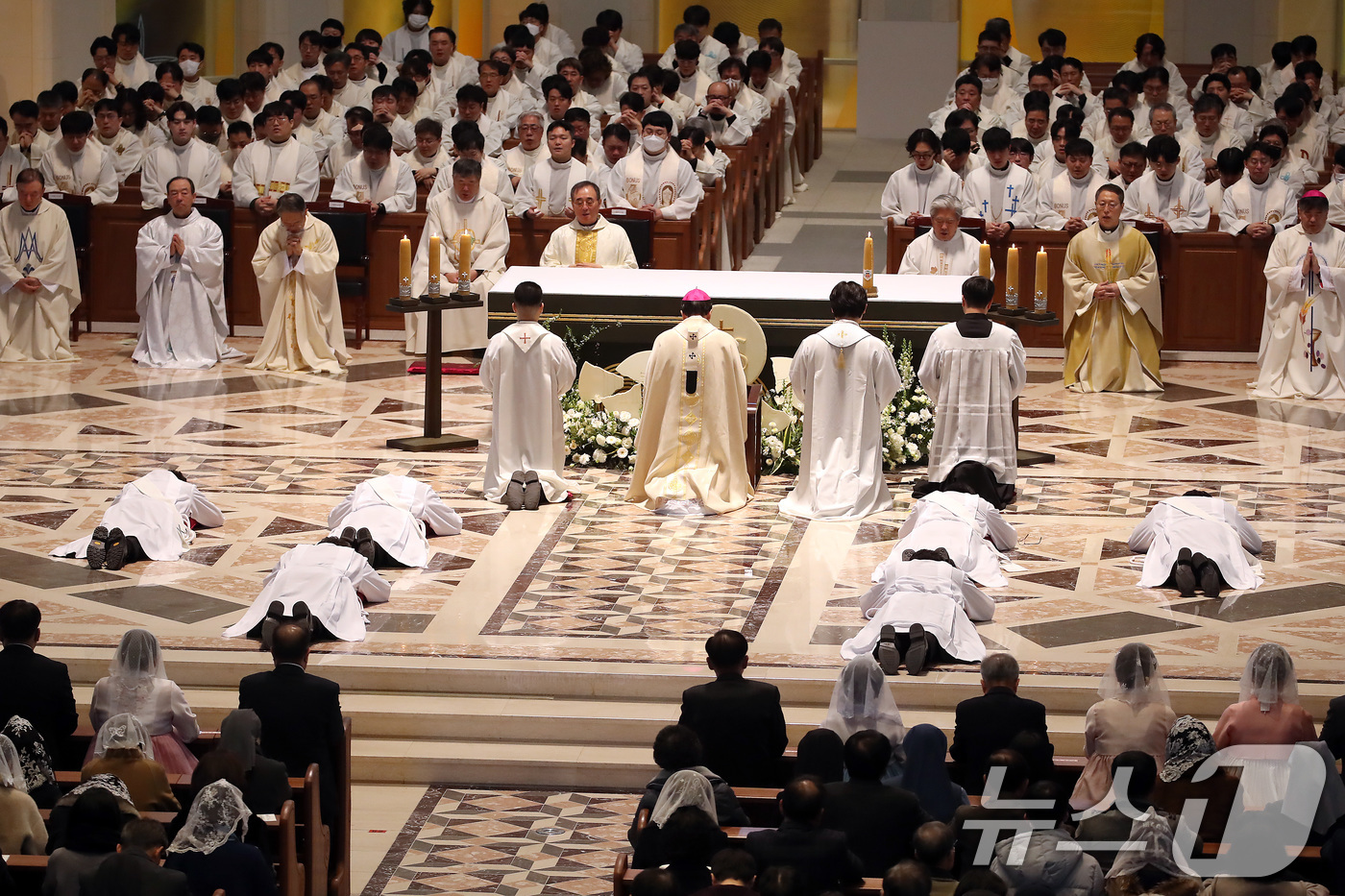 (대구=뉴스1) 공정식 기자 = 6일 오전 대구 수성구 천주교 대구대교구 주교좌 범어대성당에서 조환길(타대오) 대주교 주례로 거행된 '2026 천주교 대구대교구 사제·부제 서품식' …