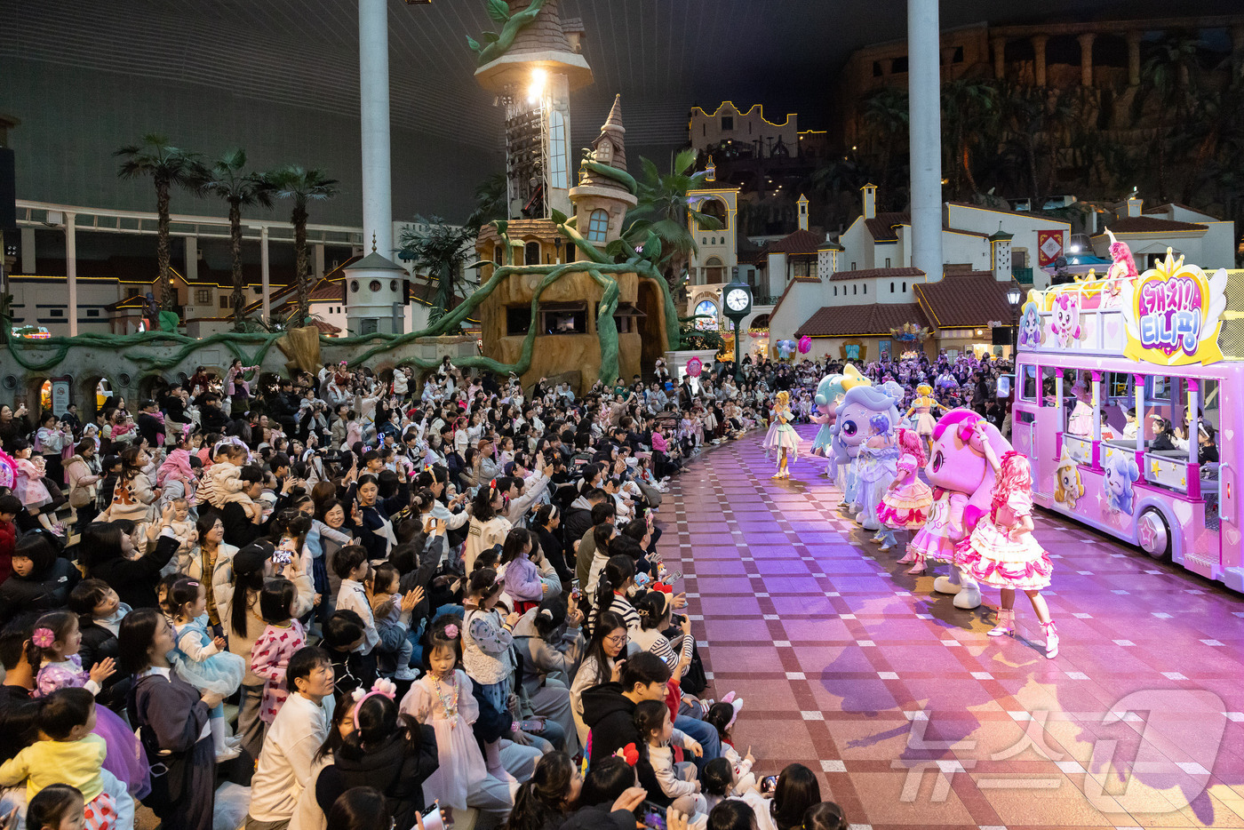 (서울=뉴스1) = 롯데월드는 신년부터 ‘프린세스 캐치! 티니핑’과 컬래버 규모를 더욱 확장해 포토존과 퍼레이드 등 다양한 신규 콘텐츠를 선보인다고 6일 밝혔다. 사진은 ‘캐치! …