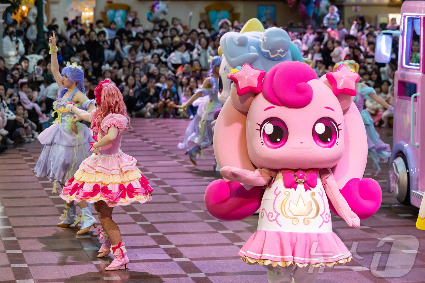 (서울=뉴스1) = 롯데월드는 신년부터 ‘프린세스 캐치! 티니핑’과 컬래버 규모를 더욱 확장해 포토존과 퍼레이드 등 다양한 신규 콘텐츠를 선보인다고 6일 밝혔다. 사진은 ‘캐치! …