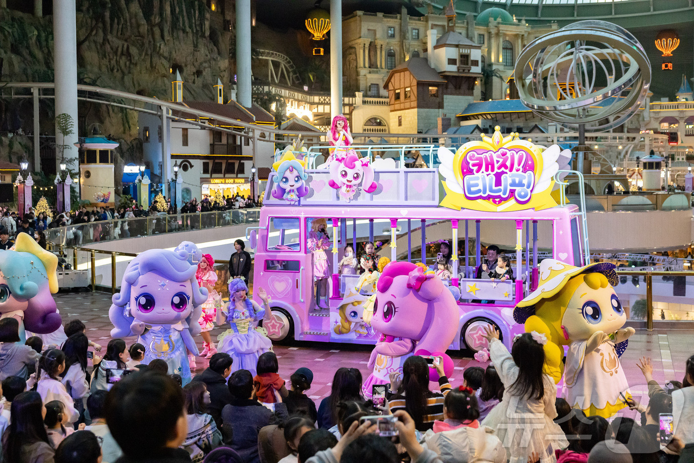 (서울=뉴스1) = 롯데월드는 신년부터 ‘프린세스 캐치! 티니핑’과 컬래버 규모를 더욱 확장해 포토존과 퍼레이드 등 다양한 신규 콘텐츠를 선보인다고 6일 밝혔다. 사진은 ‘캐치! …