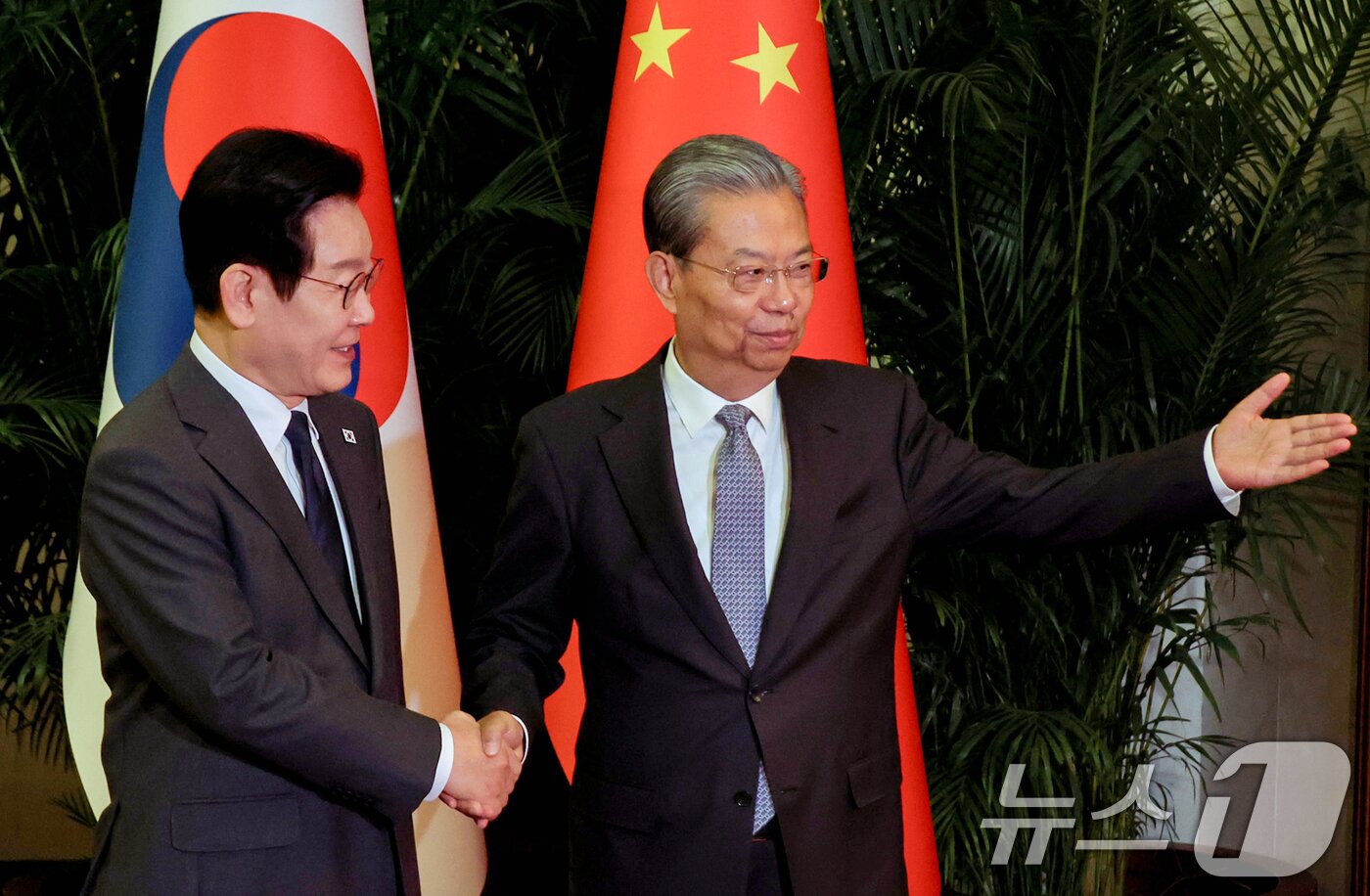 본문 이미지 - 중국을 국빈방문 중인 이재명 대통령이 6일 베이징 인민대회당에서 자오러지 전국인민대표대회 상무위원장과 기념촬영을 마친 후 자리로 향하고 있다. 2026.1.6/뉴스1 ⓒ News1 허경 기자