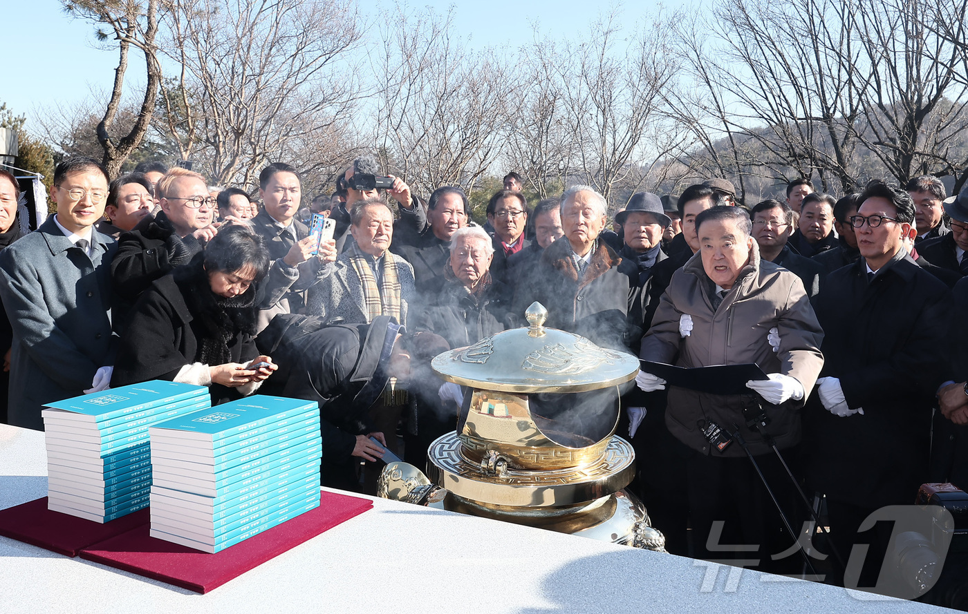 (서울=뉴스1) 김성진 기자 = 문희상 전 국회의장이 6일 서울 동작구 국립서울현충원 김대중 대통령 묘소에서 열린 김대중 재단 신년 하례식에서 김대중 어록집 헌정식 헌정사를 읽고 …