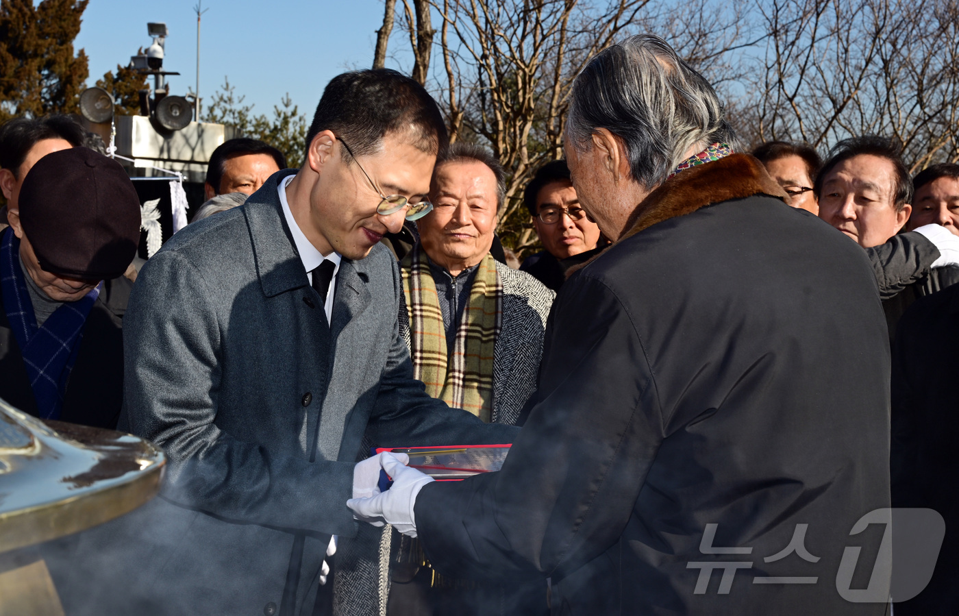 (서울=뉴스1) 김성진 기자 = 김상욱 더불어민주당 의원이 6일 오전 서울 동작구 국립서울현충원 김대중 대통령 묘소에서 열린 김대중 재단 신년하례에 참석해 권노갑 김대중재단 이사장 …