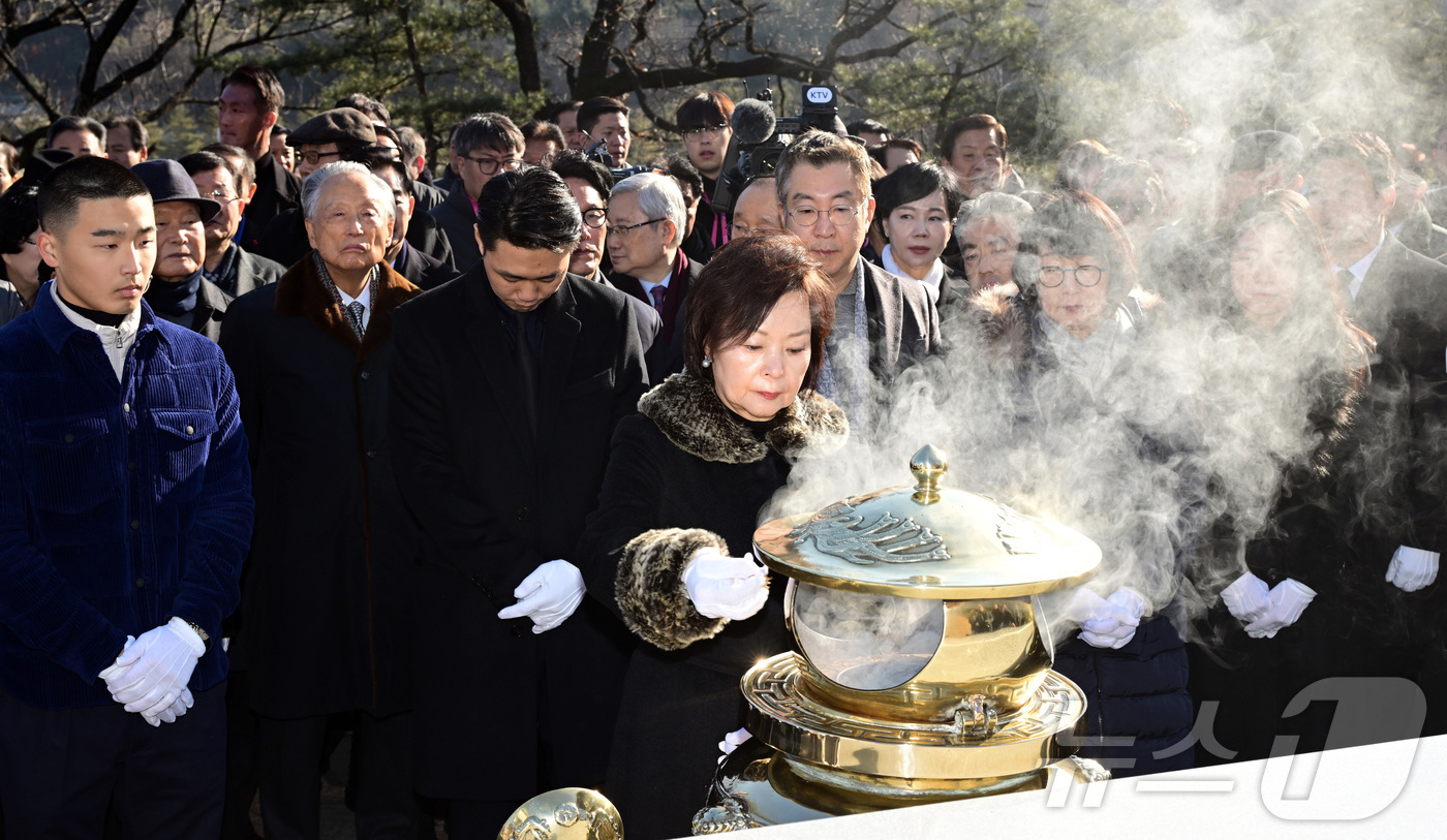 (서울=뉴스1) 김성진 기자 = 고 김대중 전 대통령의 유가족이  6일 오전 서울 동작구 국립서울현추원 김대중 대통령 묘소 앞에서 열린 김대중 재단 신년하례식에서 분향하고 있다. …