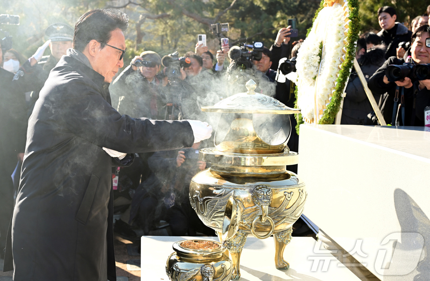(서울=뉴스1) 김성진 기자 = 김민석 국무총리가 6일 오전 서울 동작구 국립서울현충원 김대중 대통령 묘소에서 열린 김대중 재단 신년하례시겡서 분향하고 있다. (공동취재) 2026 …