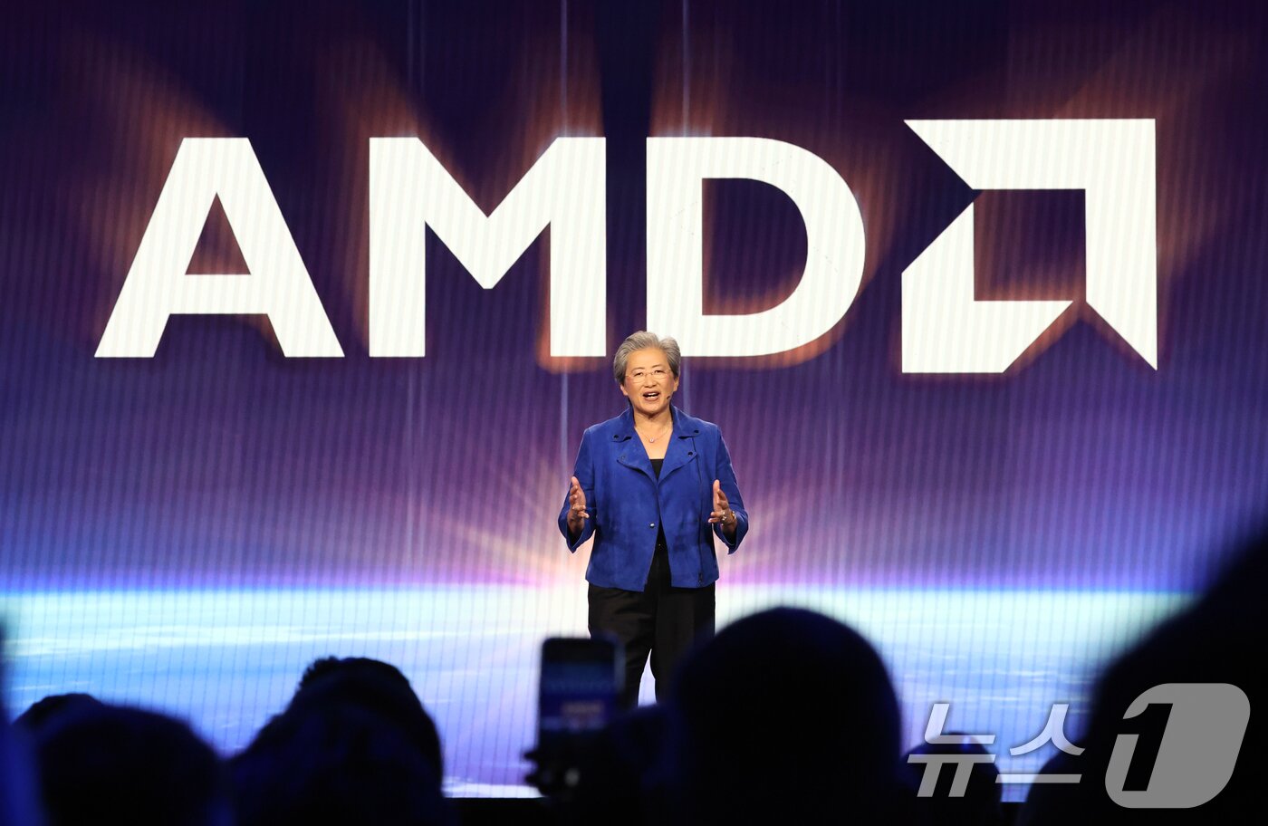 본문 이미지 - 리사 수 AMD 최고경영자(CEO)가 5일(현지시간) 미국 네바다주 라스베이거스 베네치안 호텔에서 'CES 2026 개막 기조연설'을 하고 있다. 2026.1.6/뉴스1 ⓒ News1 황기선 기자