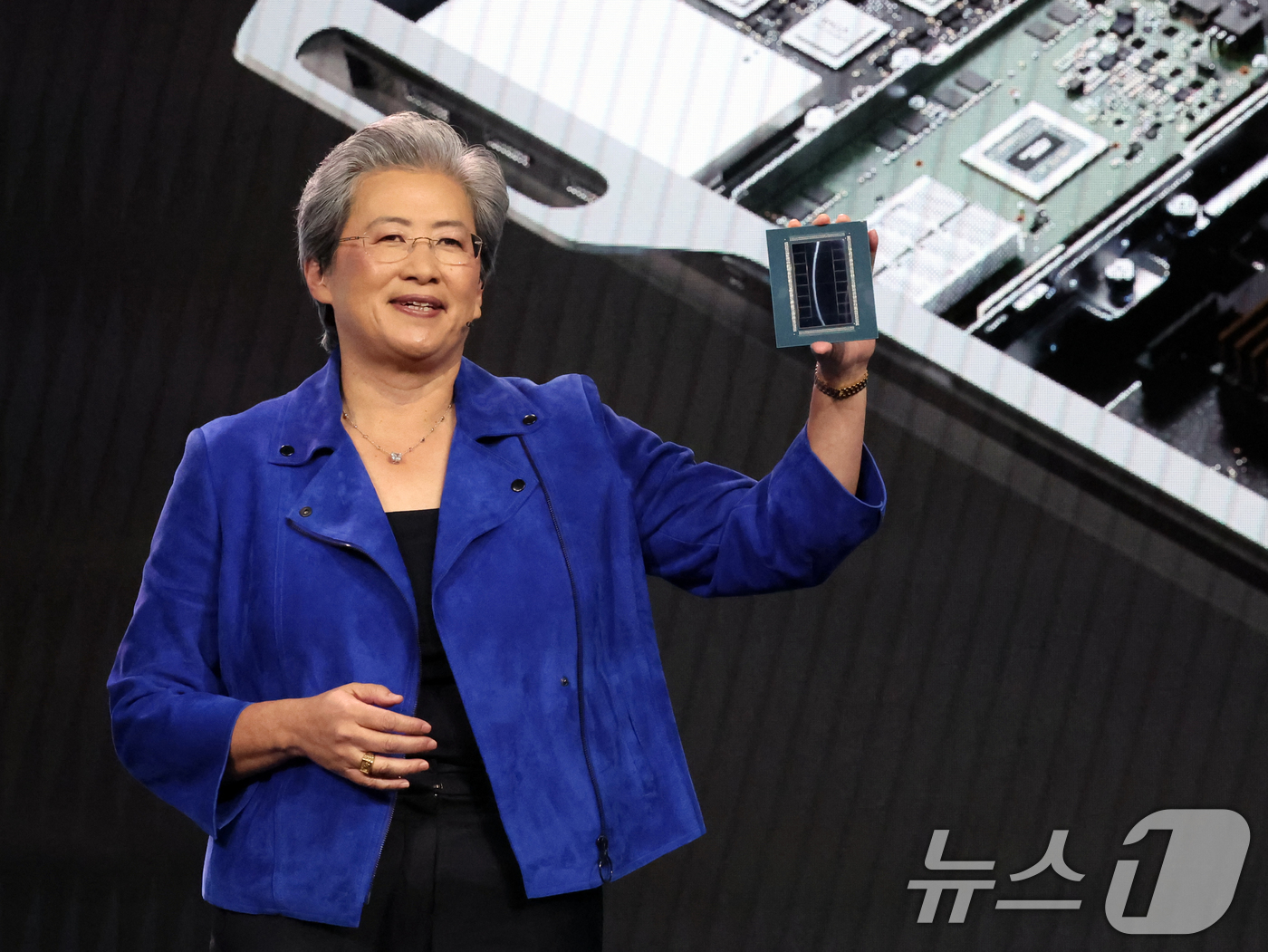 CES 2026]새 GPU 모델 손에 든 리사 수 - 뉴스1