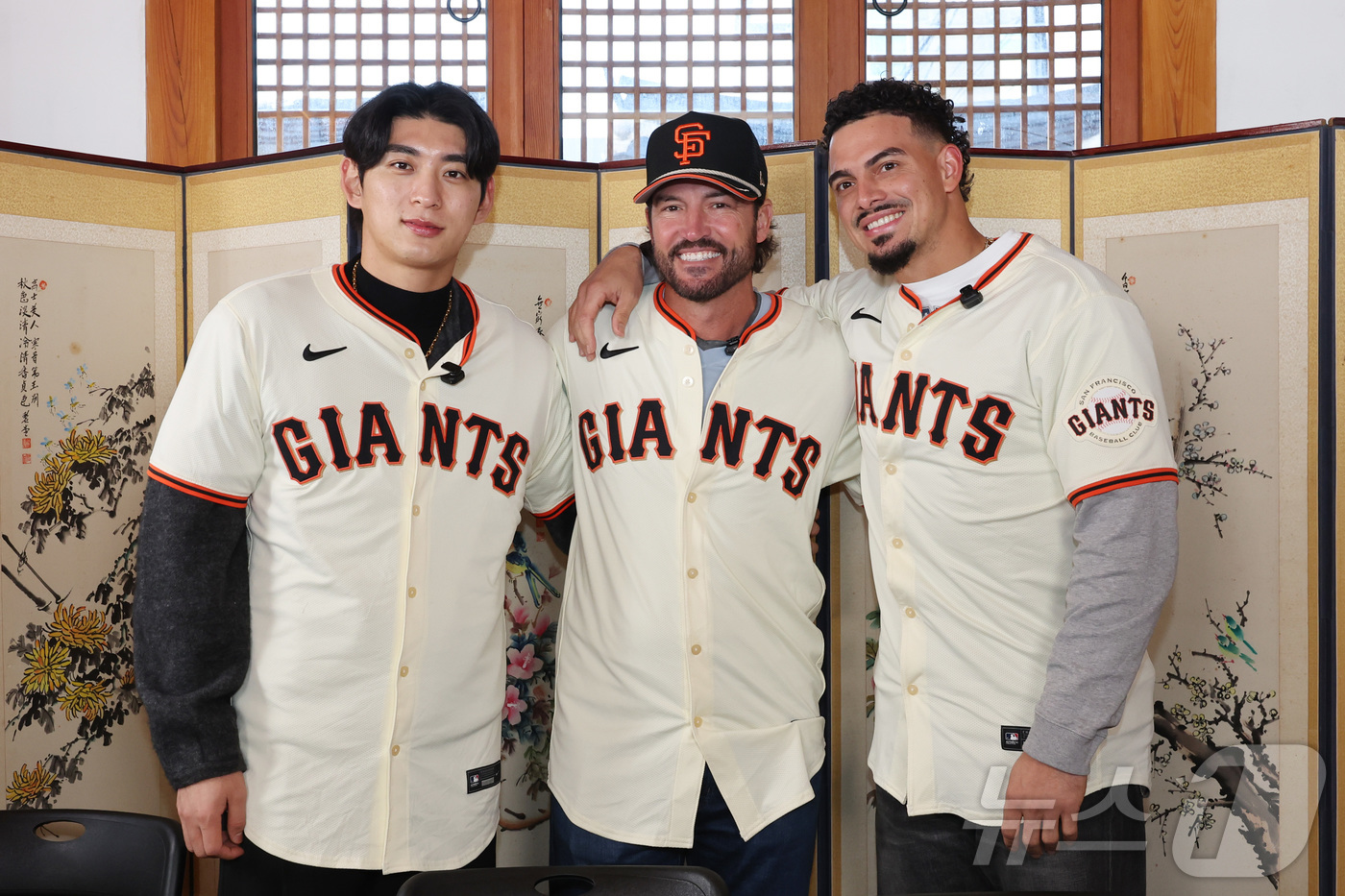 (서울=뉴스1) 김민지 기자 = 미국 프로야구 메이저리그(MLB) 샌프란시스코 자이언츠 이정후와 토니 바이텔로 감독, 윌리 아다메스가 6일 서울 종로구 한옥에서 한국 문화 체험에 …