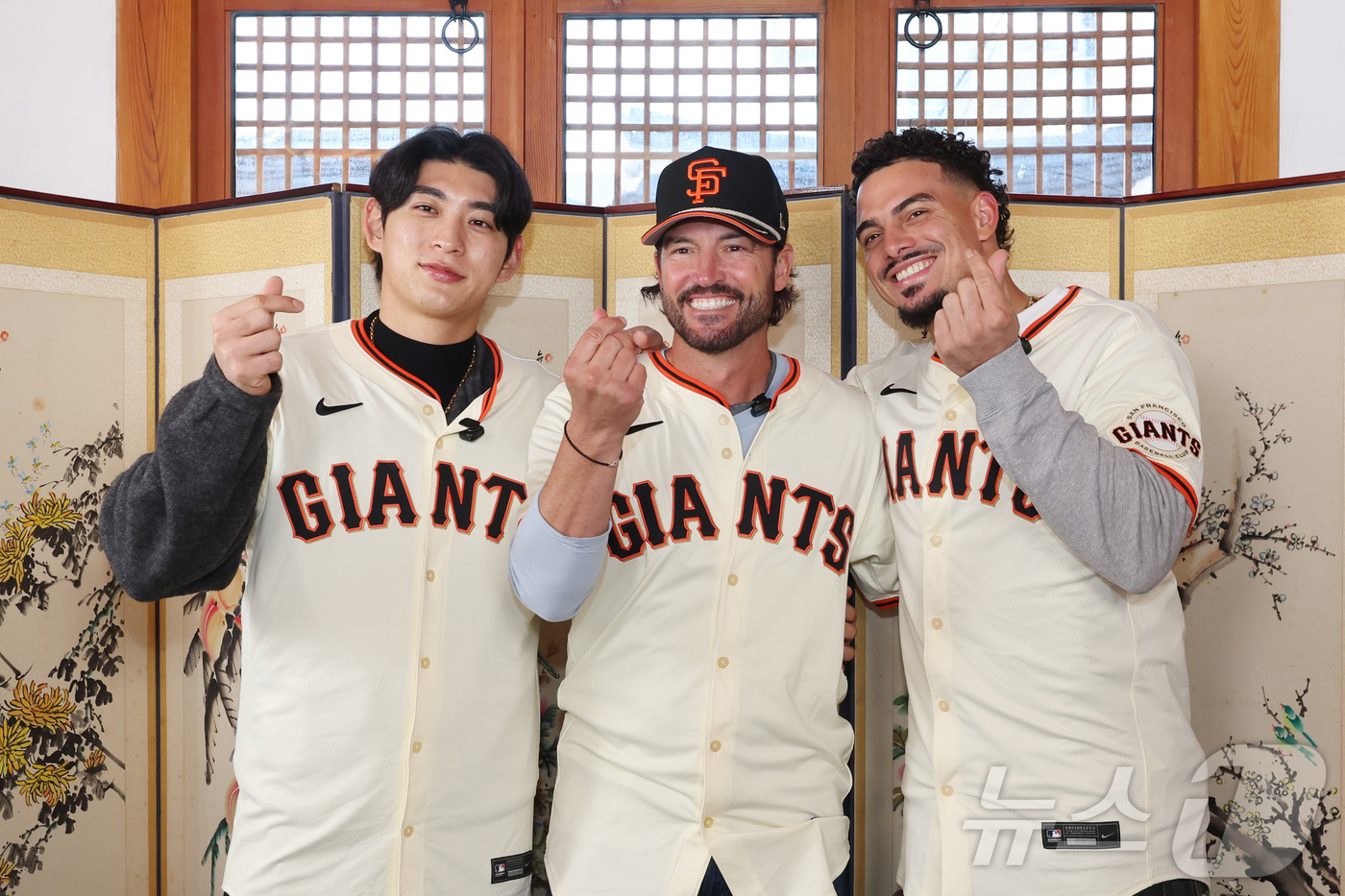 (서울=뉴스1) 김민지 기자 = 미국 프로야구 메이저리그(MLB) 샌프란시스코 자이언츠 이정후와 토니 바이텔로 감독, 윌리 아다메스가 6일 서울 종로구 한옥에서 한국 문화 체험에 …