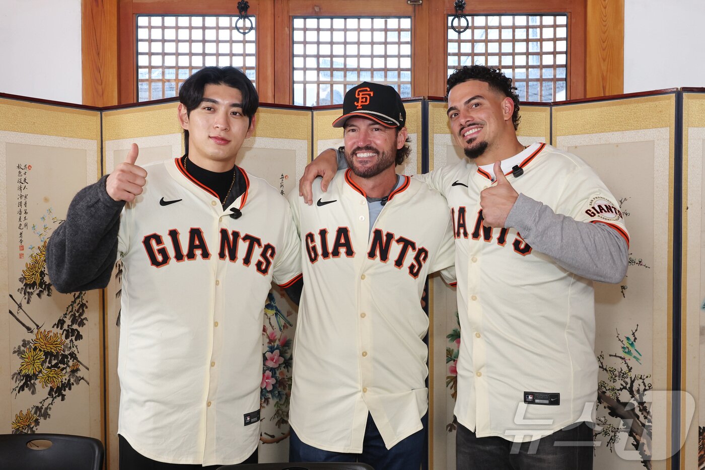 본문 이미지 - 미국 프로야구 메이저리그(MLB) 샌프란시스코 자이언츠 이정후와 토니 바이텔로 감독, 윌리 아다메스가 6일 서울 종로구 한옥에서 한국 문화 체험에 앞서 기념촬영을 하고 있다. (공동취재) 2026.1.6/뉴스1 ⓒ News1 김민지 기자