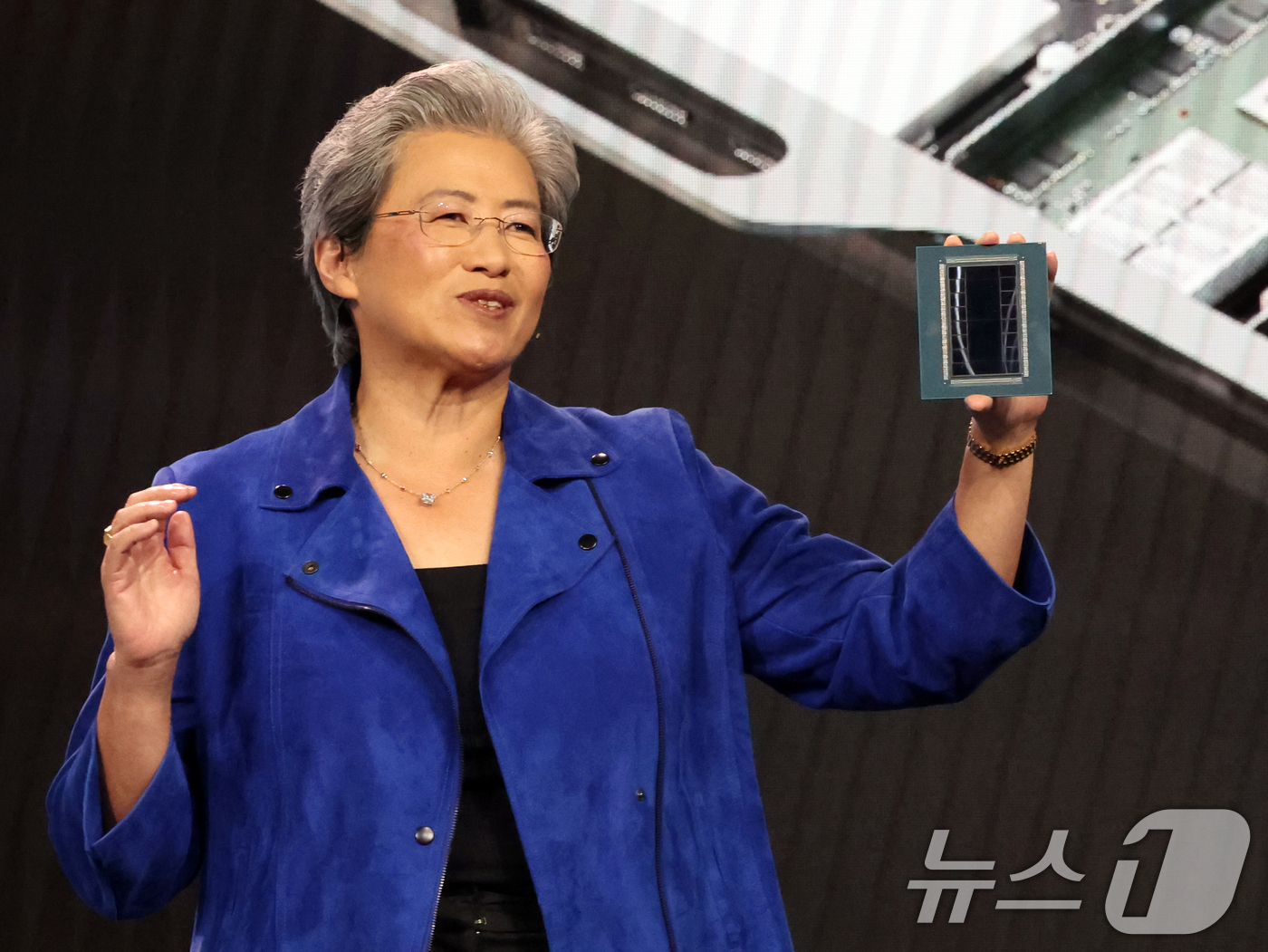 (라스베이거스=뉴스1) 황기선 기자 = 리사 수 AMD 최고경영자(CEO)가 5일(현지시간) 미국 네바다주 라스베이거스 베네치안 호텔에서 'CES 2026 개막 기조연설' 중 신제 …